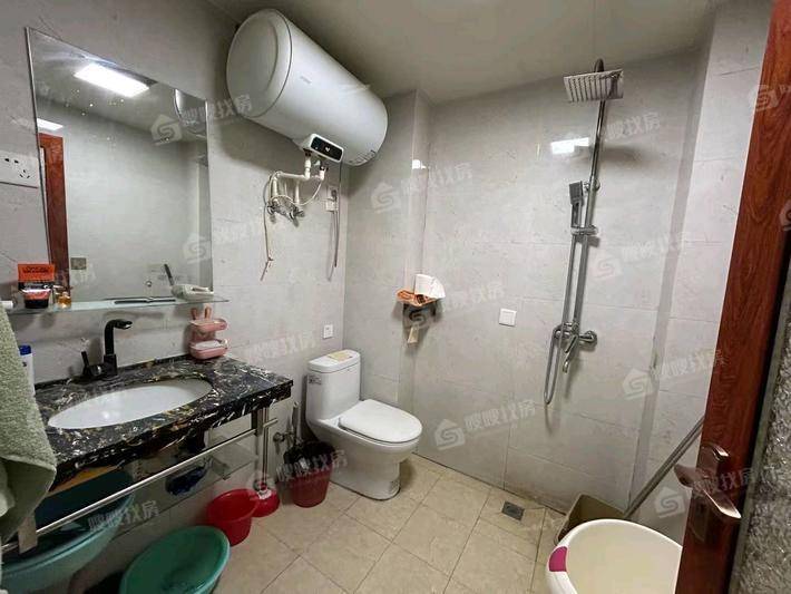 天成名著一期3室2厅2卫137㎡
