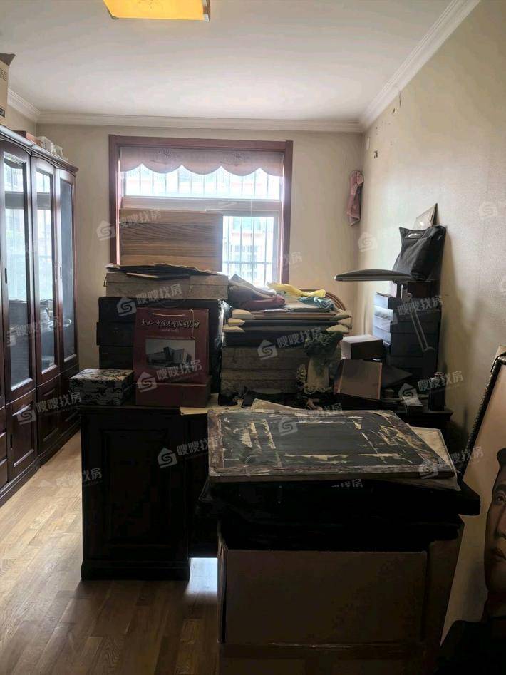 警苑小区4室2厅2卫146㎡