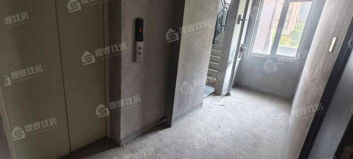 天成名著四期3室2厅2卫136㎡