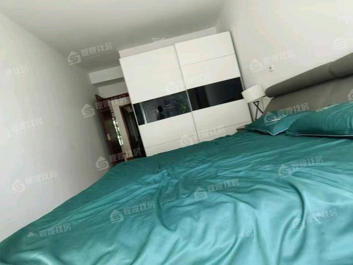天成名著四期3室2厅2卫136㎡