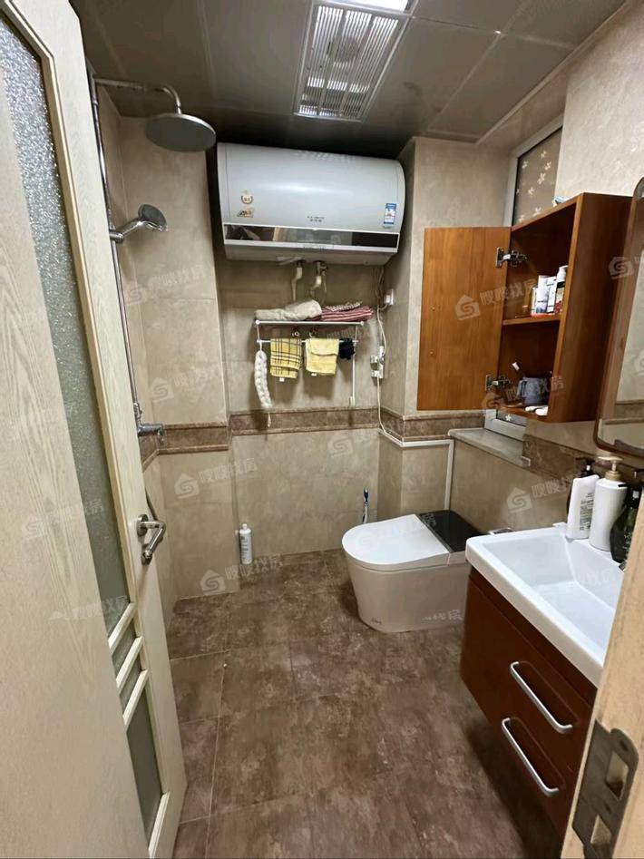 天成郡府东区3室2厅2卫138㎡