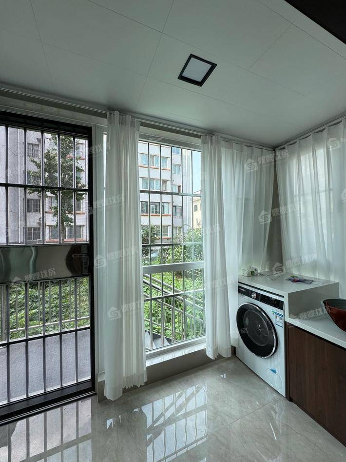 金秋家园3室2厅2卫125㎡