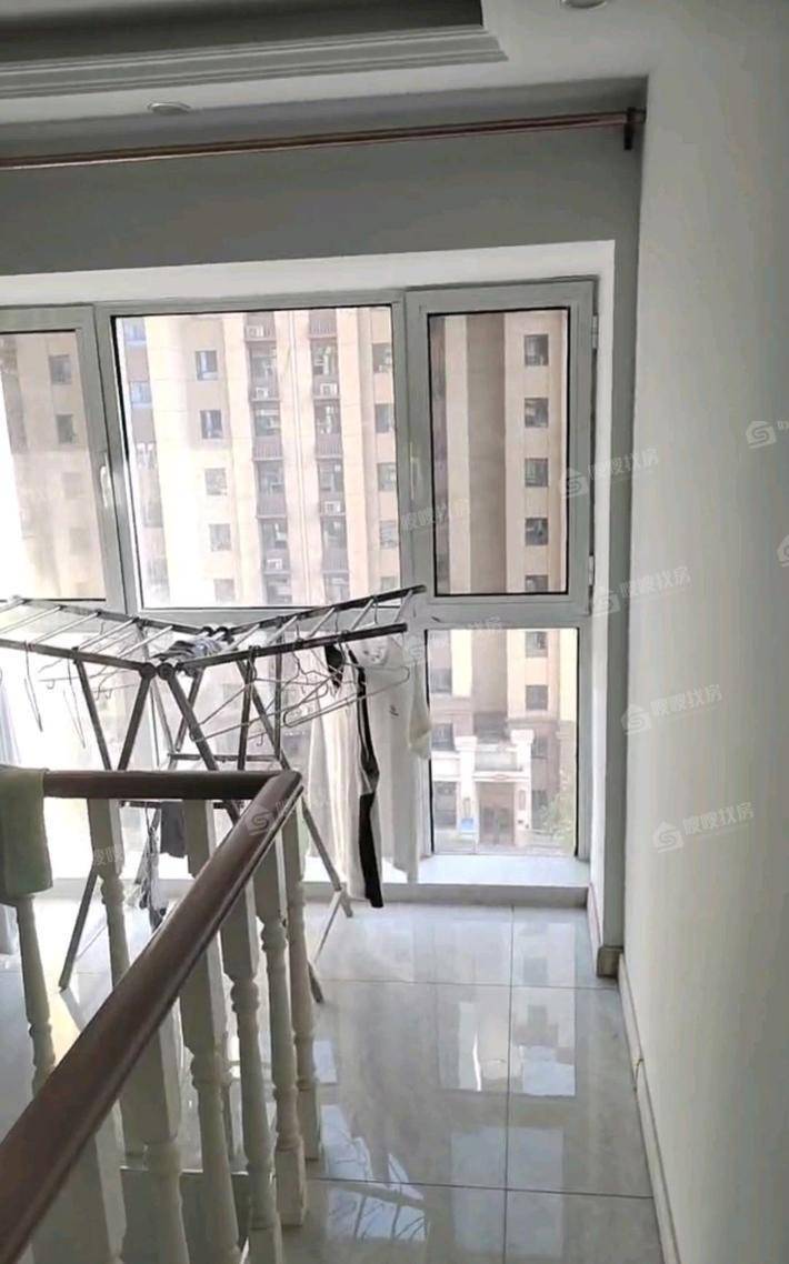 弘仁里3室2厅2卫66㎡